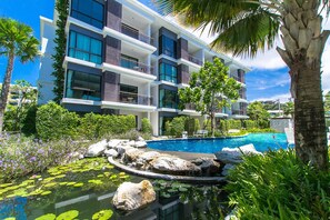 Outdoor pool, pool loungers - The Title Boutique Condotel (Rawai)