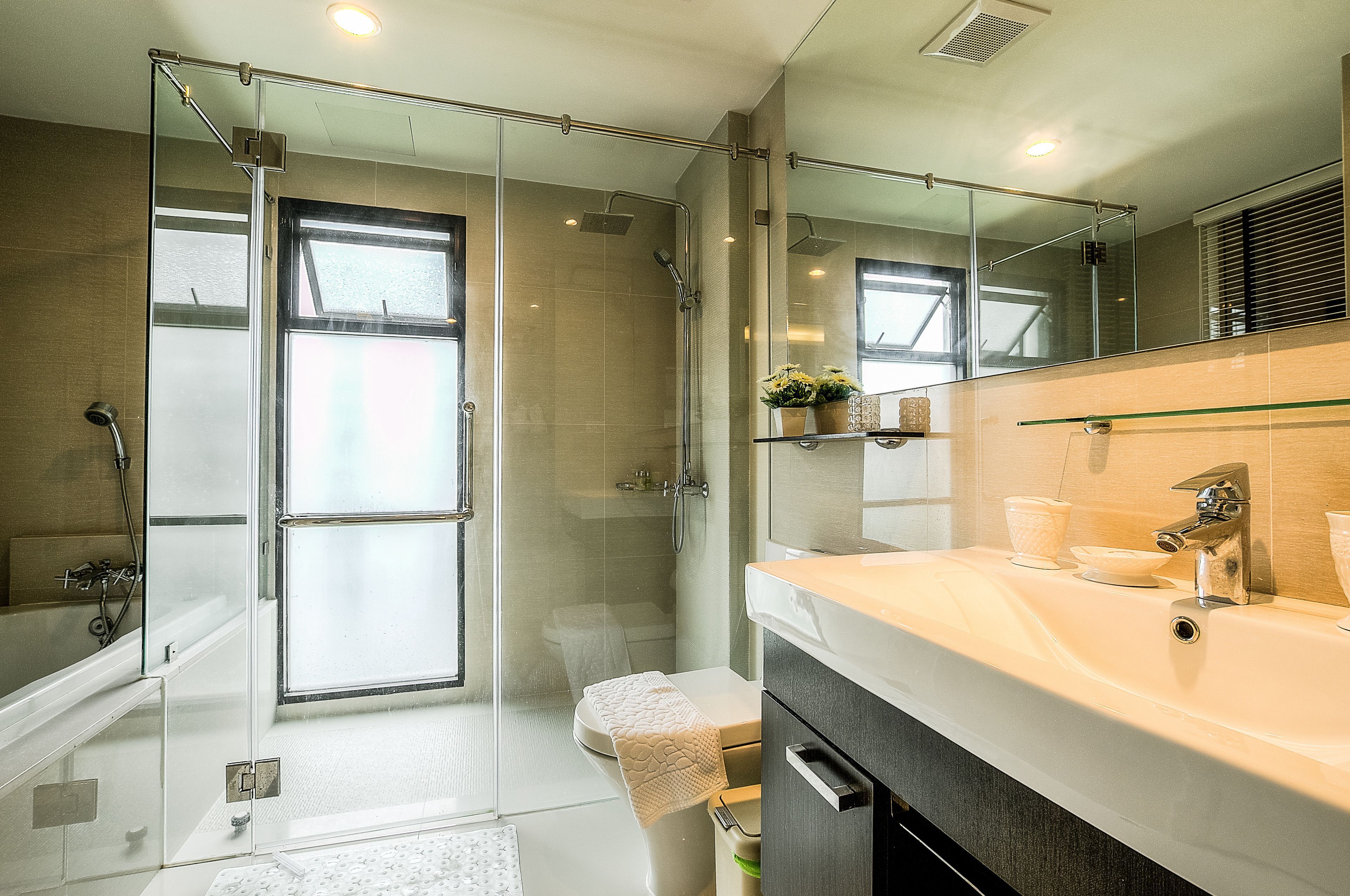 Vintage 1 Bedroom Apartment  | 浴室 | 免费洗浴用品、吹风机、拖鞋、毛巾