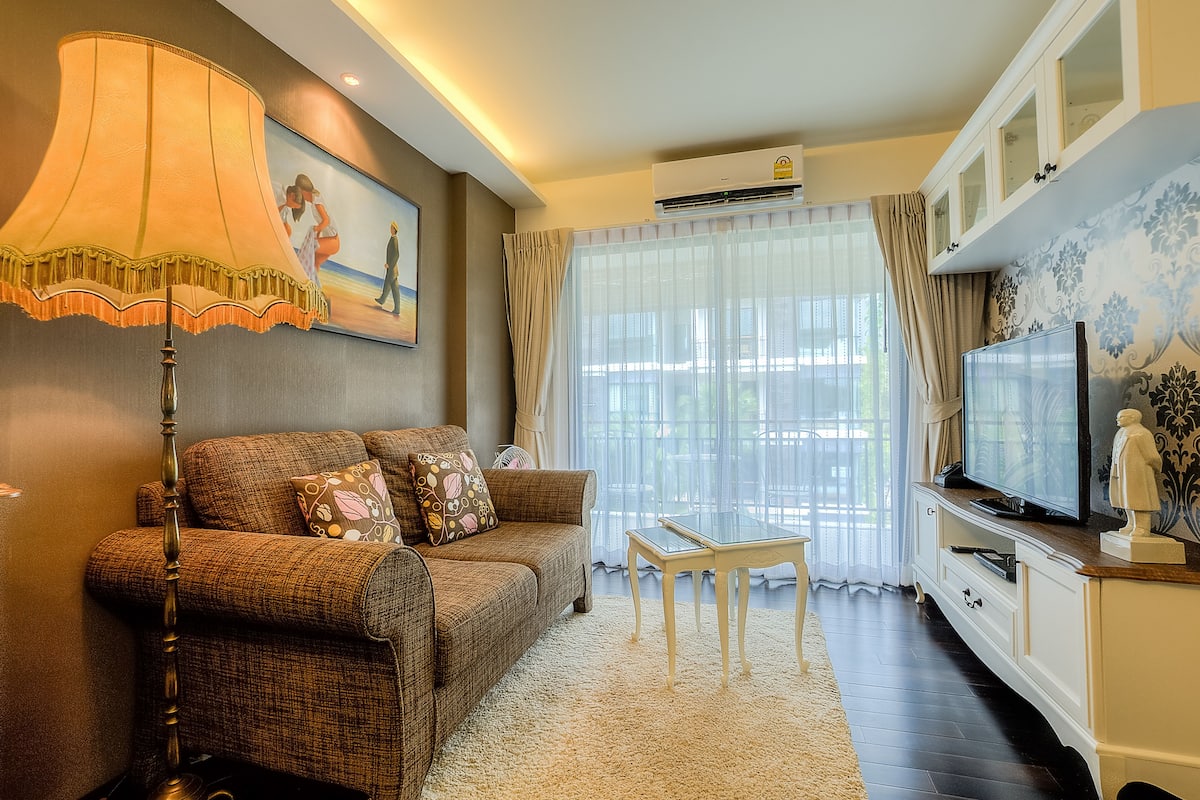 Vintage 1 Bedroom Apartment | Woonruimte | Een 40-inch flatscreentelevisie met kabelzenders en een lcd-televisie