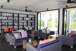 Lobby sitting area - The Title Boutique Condotel (Rawai)