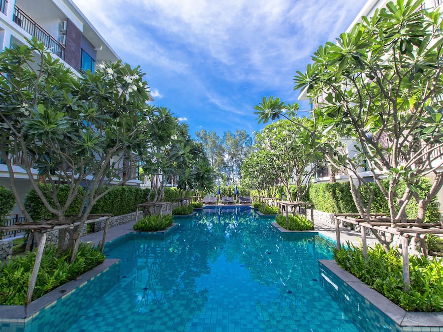 Piscina externa, espreguiçadeiras