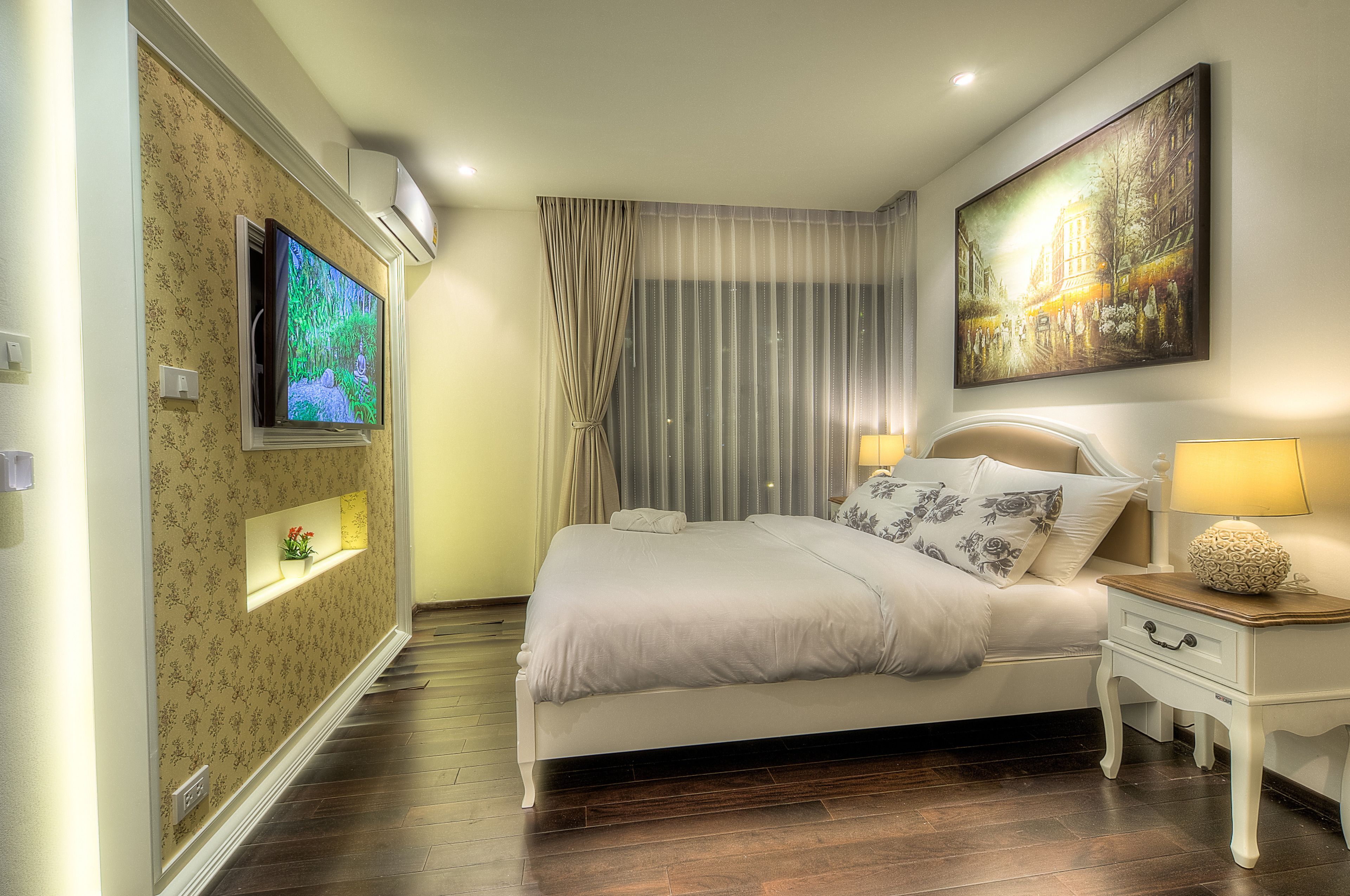 Vintage 1 Bedroom Apartment  | In-room safe, desk, blackout drapes, iron/ironing board