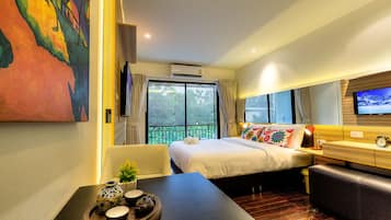 Studiolejlighed (Minimo) | Pengeskab på værelset, skrivebord, mørklægningsgardiner