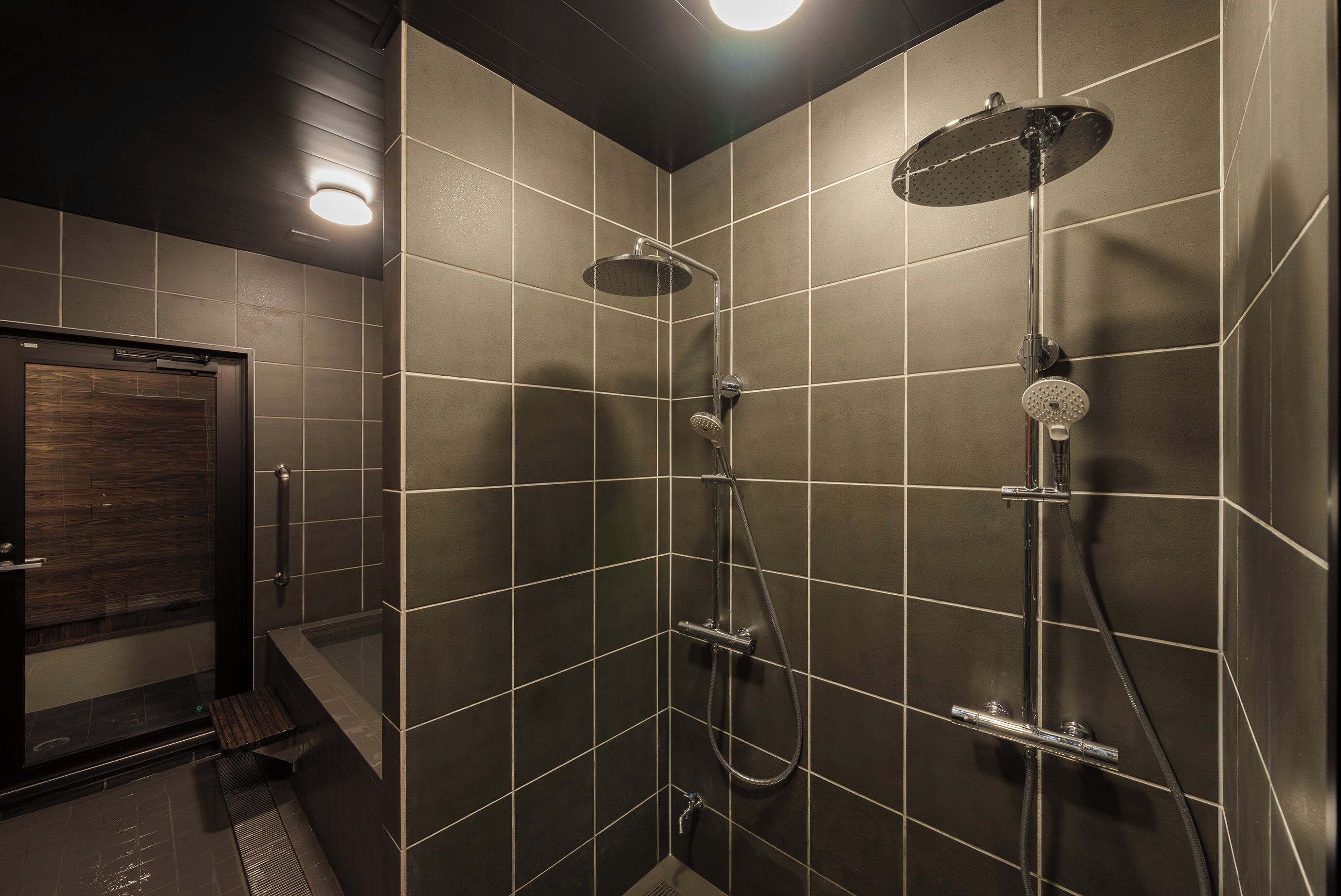 シャワー、ヘアドライヤー、スリッパ、タオル