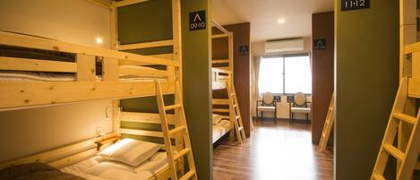 Dortoir partagé, mixte | Coffre-fort, fer et planche à repasser, accÚs au Wi-Fi (inclus)