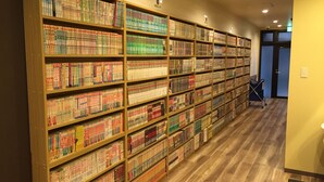 Una biblioteca con estanterías llenas de libros.