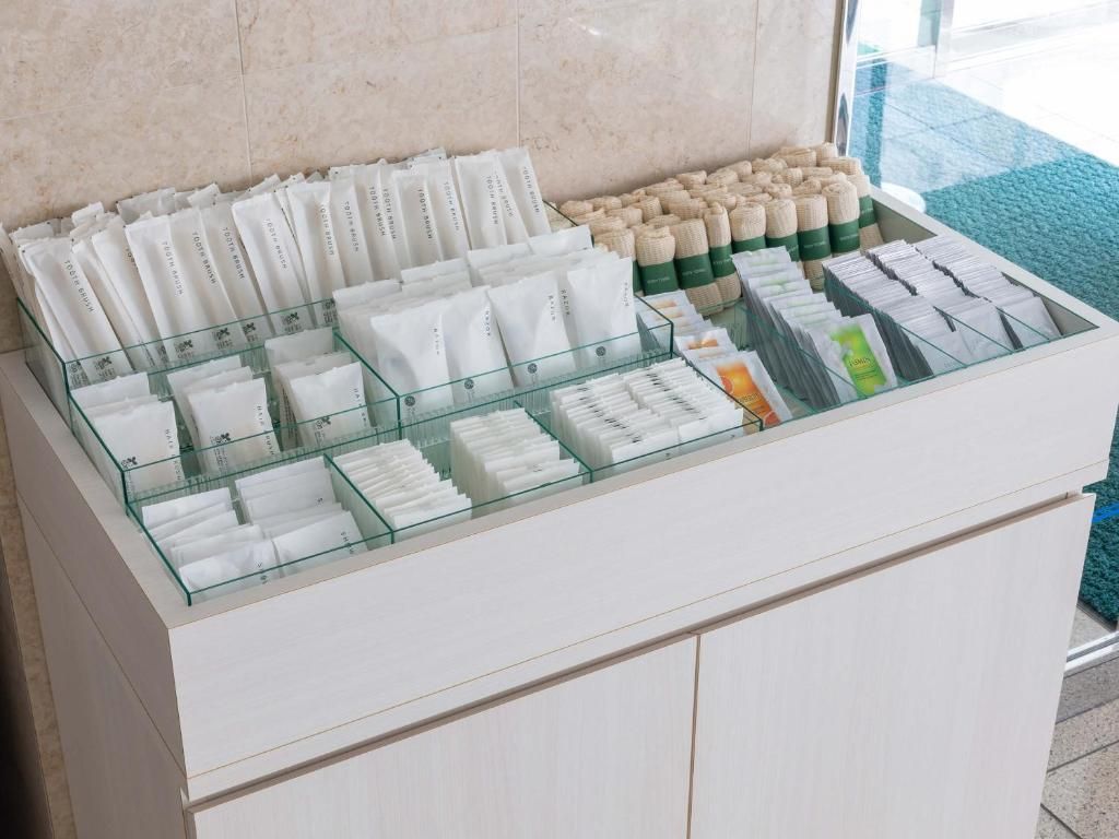 Articles de tocador presentats en un ambient d'hotel.