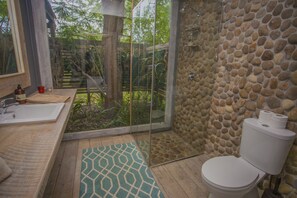 Casa de campo romântica, vista para o rio | Banheiro | Chuveiro, secador de cabelo (mediante solicitação), toalhas de banho 