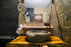 Oriental Fusioned King Room with Mountain View | Bathroom sink