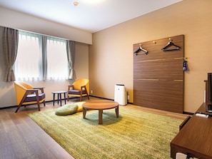 Japanese Family Room | In-room safe, desk, blackout curtains, free WiFi