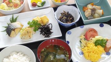 Diversos plats, incloent arròs, sopa i diferents aliments presentats en diverses platades.