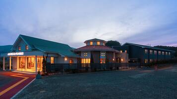 Fassade der Unterkunft – Abend/Nacht