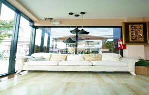 Coin salon dans le hall