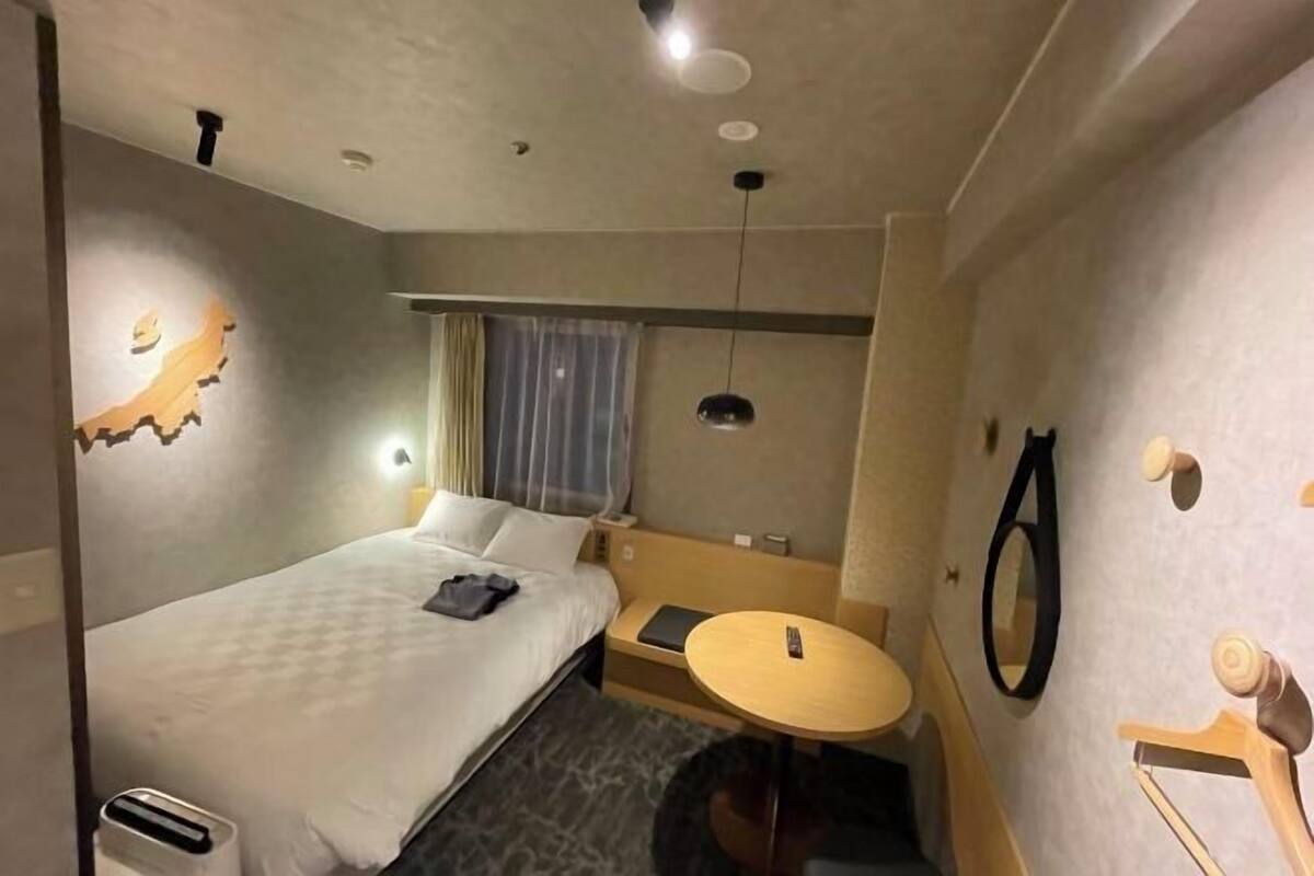 Een bureau, gratis wifi, beddengoed