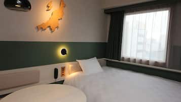 Una habitación de hotel con una cama, mesita de noche y un mapa mural.