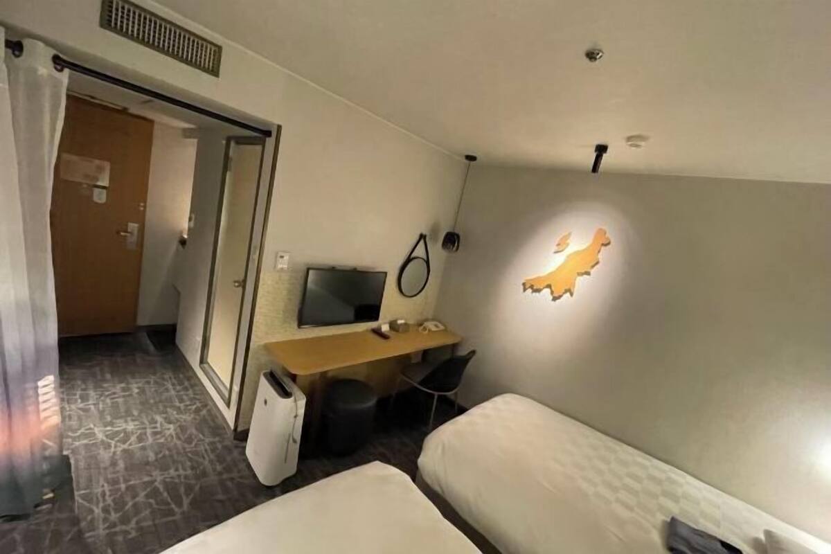 Een bureau, gratis wifi, beddengoed