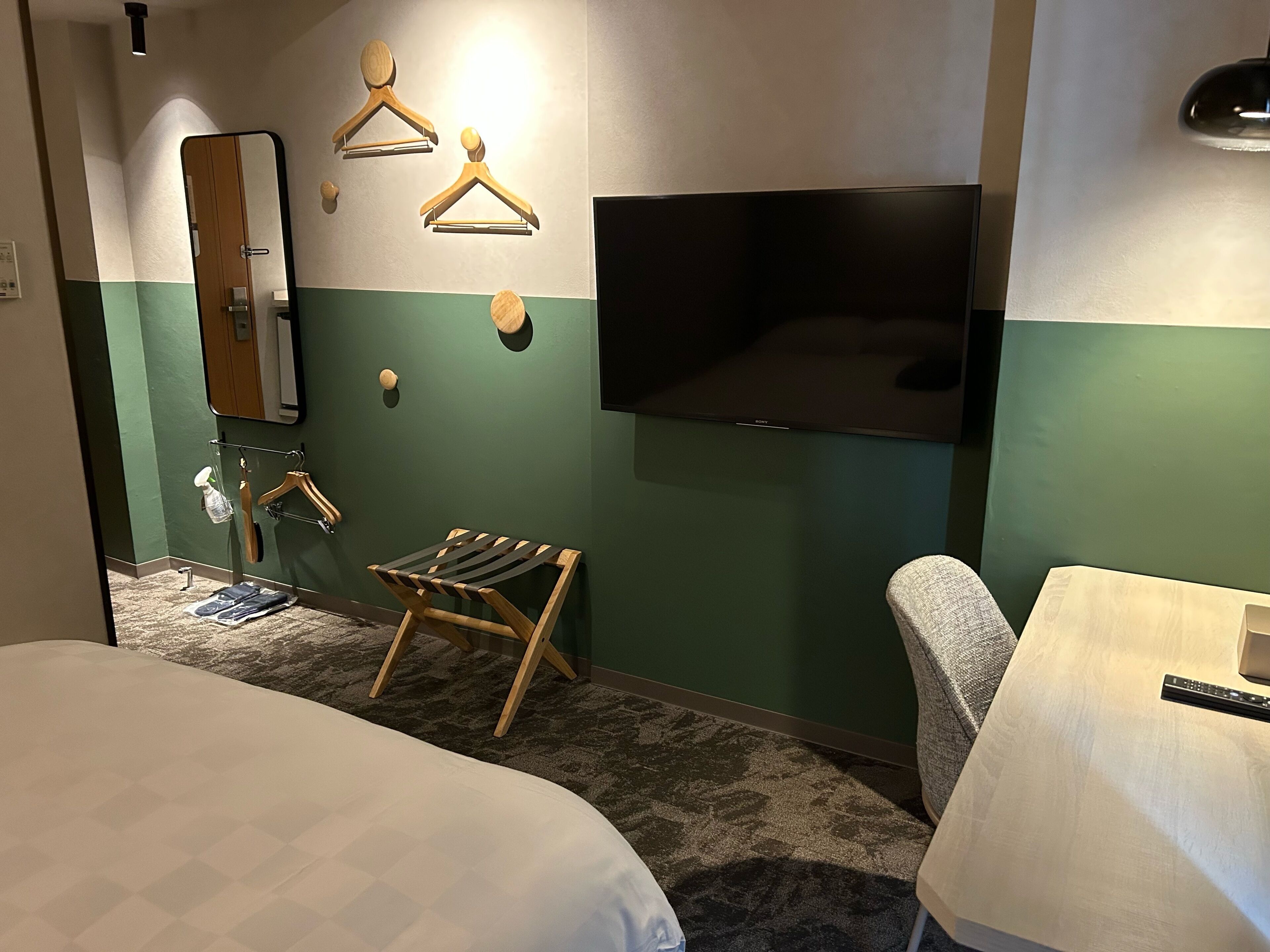 (with elevator noise) double room | desk, free wifi, bed sheets