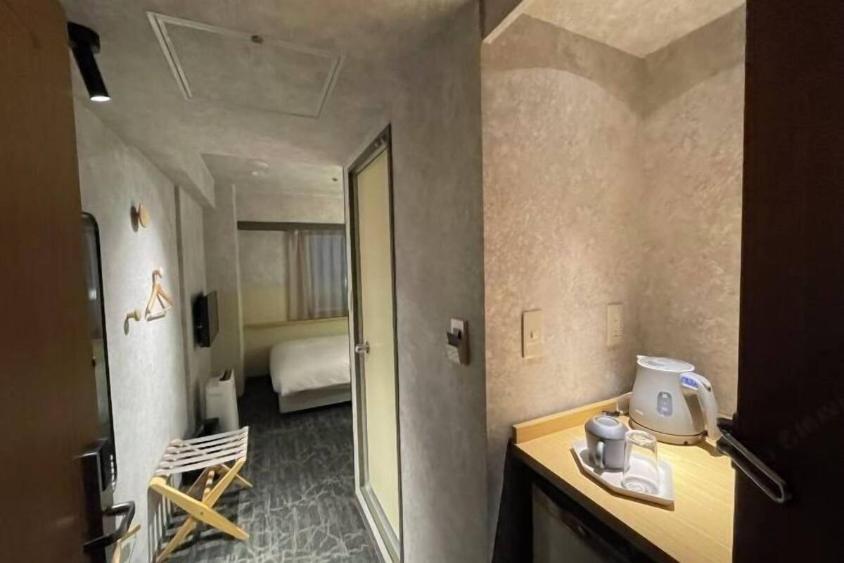 Een bureau, gratis wifi, beddengoed