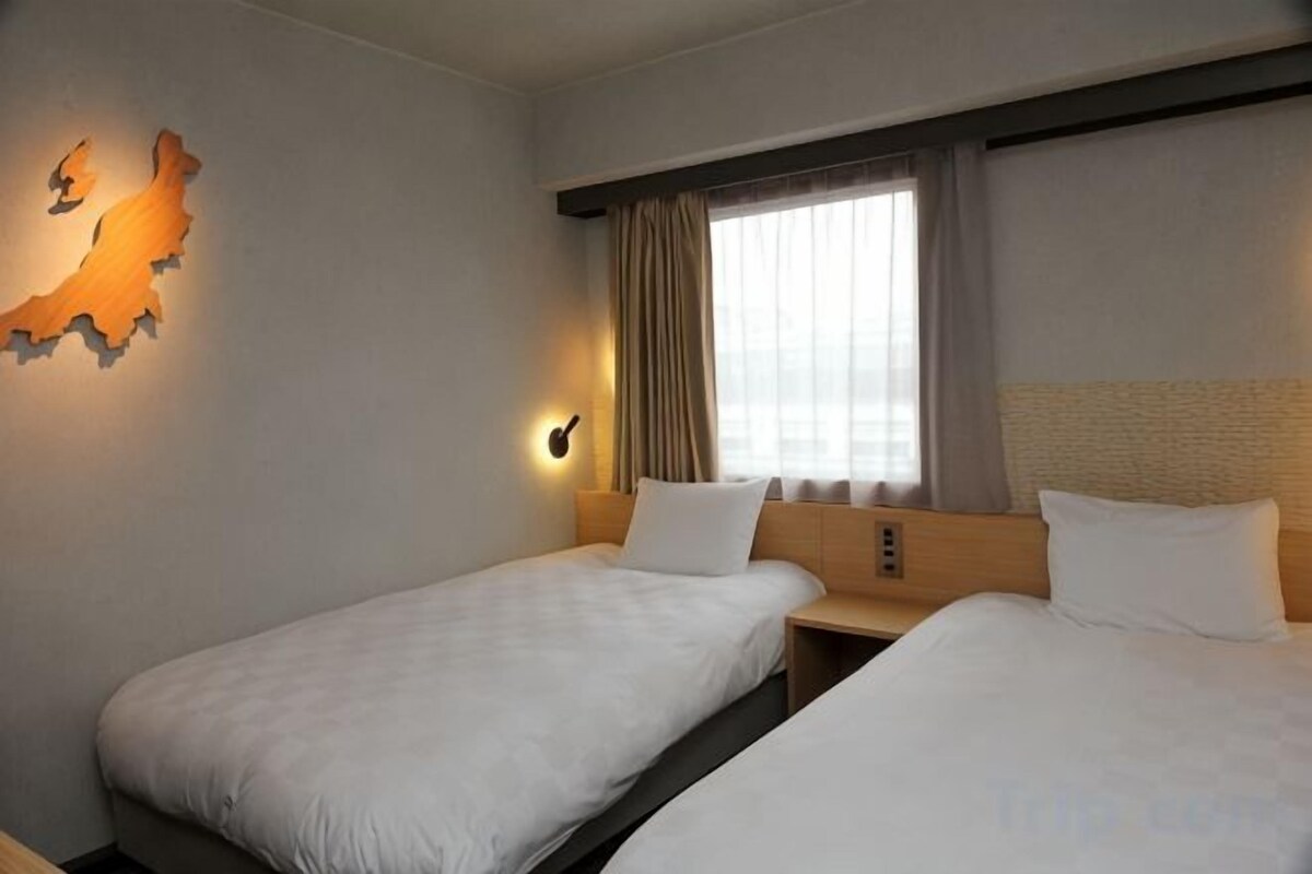 Desk, WiFi (free), bed sheets