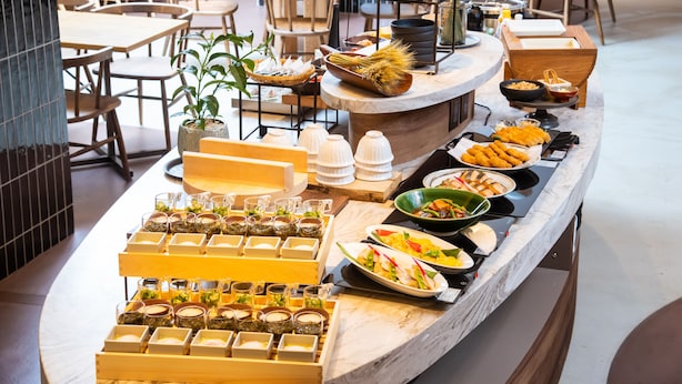 Un buffet proposant une variété de plats et d'accompagnements.