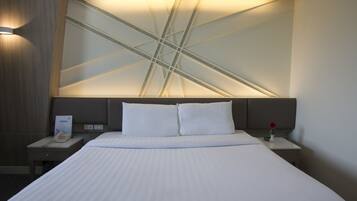 Escritorio, cortinas blackout, wifi gratis y ropa de cama