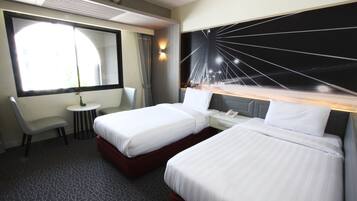 مكتب وستائر تعتيم وواي فاي مجانًا وملاءات أسرّة