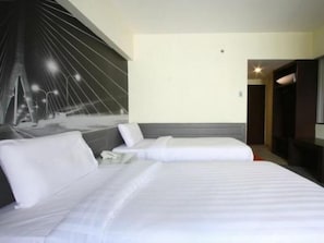 Zweibettzimmer | Schreibtisch, Verdunkelungsvorhänge, kostenloses WLAN, Bettwäsche