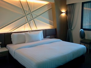 Habitación estándar con 1 cama doble o 2 individuales | Escritorio, cortinas opacas, wifi gratis y ropa de cama