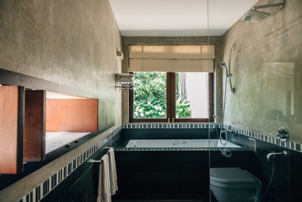 Suite Classic, bagno privato, vista giardino | Vasca da bagno a immersione totale