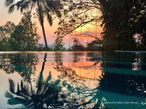 Outdoor pool, an infinity pool, sun loungers - Mount Havana (Udapalatha)