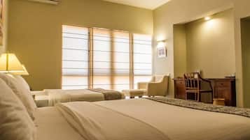 Suite clásica, baño privado, vista al jardín | Ropa de cama de alta calidad y minibar