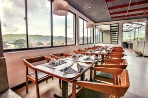 Petit déjeuner complet (6 USD par personne)