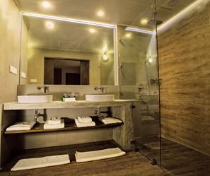 Shower, free toiletries, hair dryer, bidet - Sevana City Hotel Kandy (Kandy)