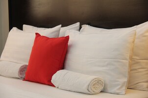 Escritorio, cortinas blackout y sistema de insonorización 