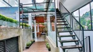 Ein modernes Interieur mit Glasdecke, einer Treppe und Blick auf die Stadt.