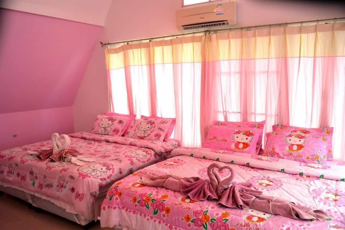 Family Room | Desk, free WiFi