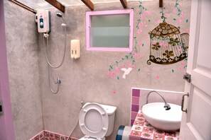 Family Room | Bathroom | Shower, free toiletries, hair dryer - Paiwaan Resort (Pai)