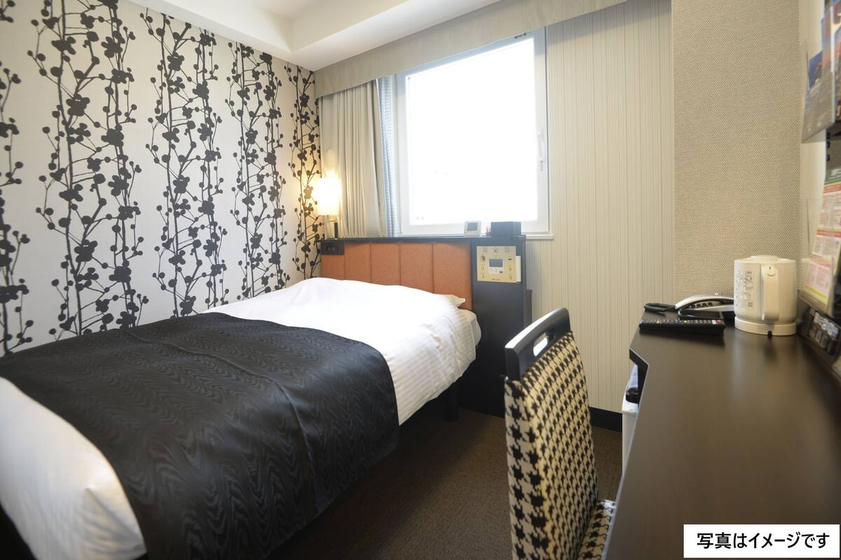 Down duvets, desk, free WiFi, bed sheets