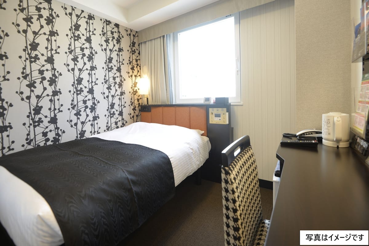 Down duvets, desk, free WiFi, bed sheets