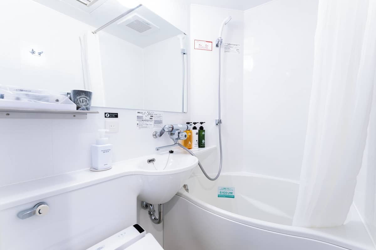 combined shower/bathtub, deep-soaking bathtub, free toiletries