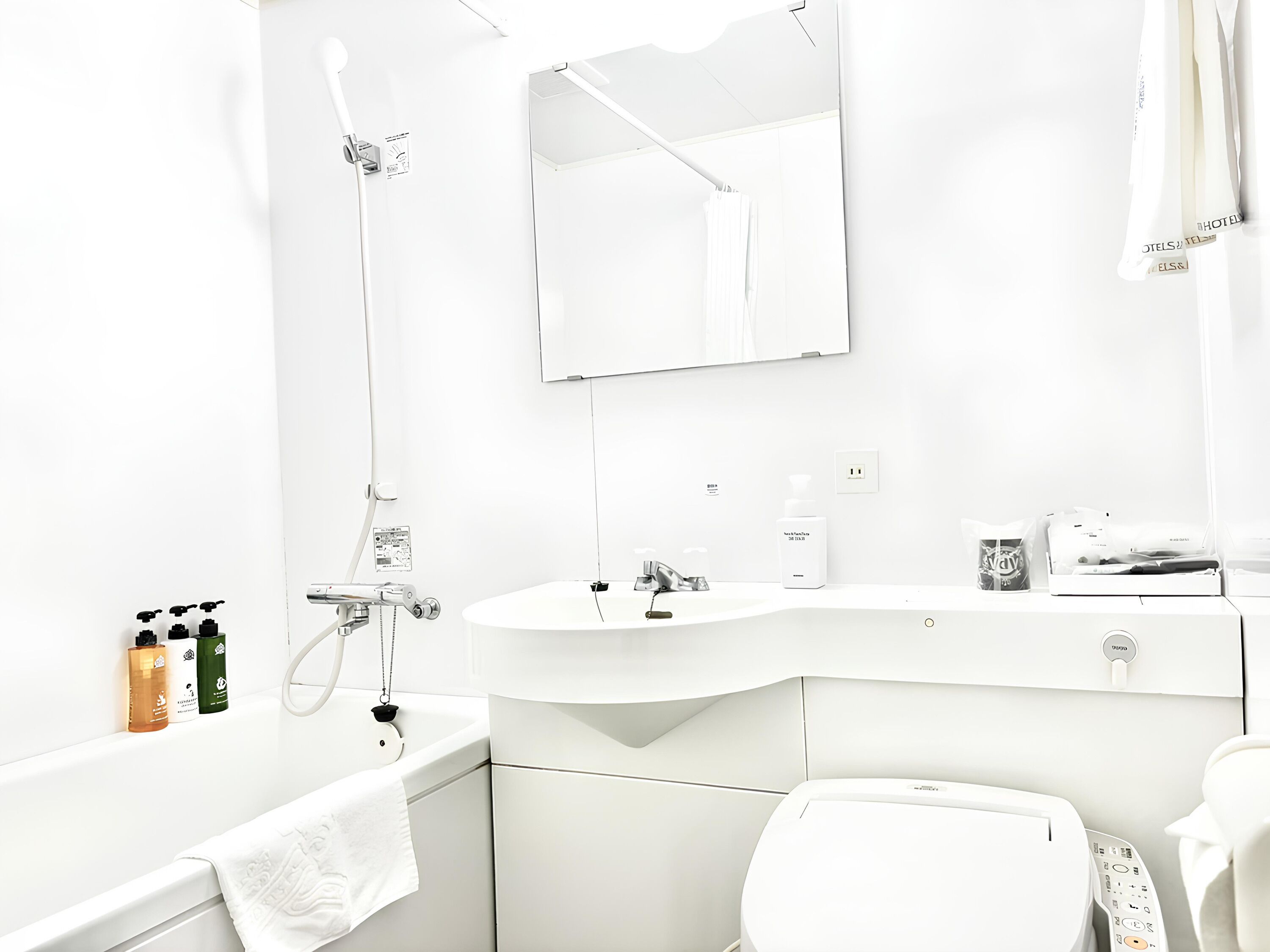 combined shower/bathtub, deep-soaking bathtub, free toiletries