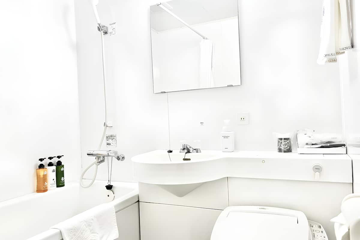 combined shower/bathtub, deep-soaking bathtub, free toiletries