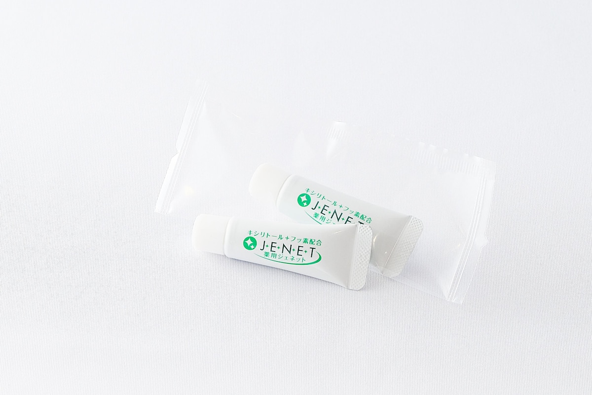 combined shower/bathtub, deep-soaking bathtub, free toiletries