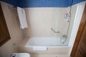 Habitación con 1 cama doble o 2 individuales | Caja fuerte, escritorio, cortinas opacas y cunas gratuitas