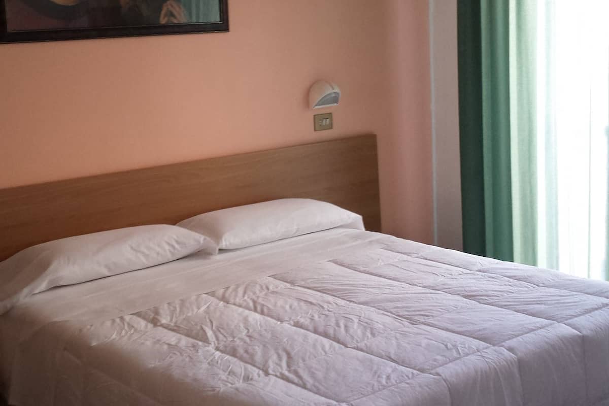 In-room safe, desk, free WiFi