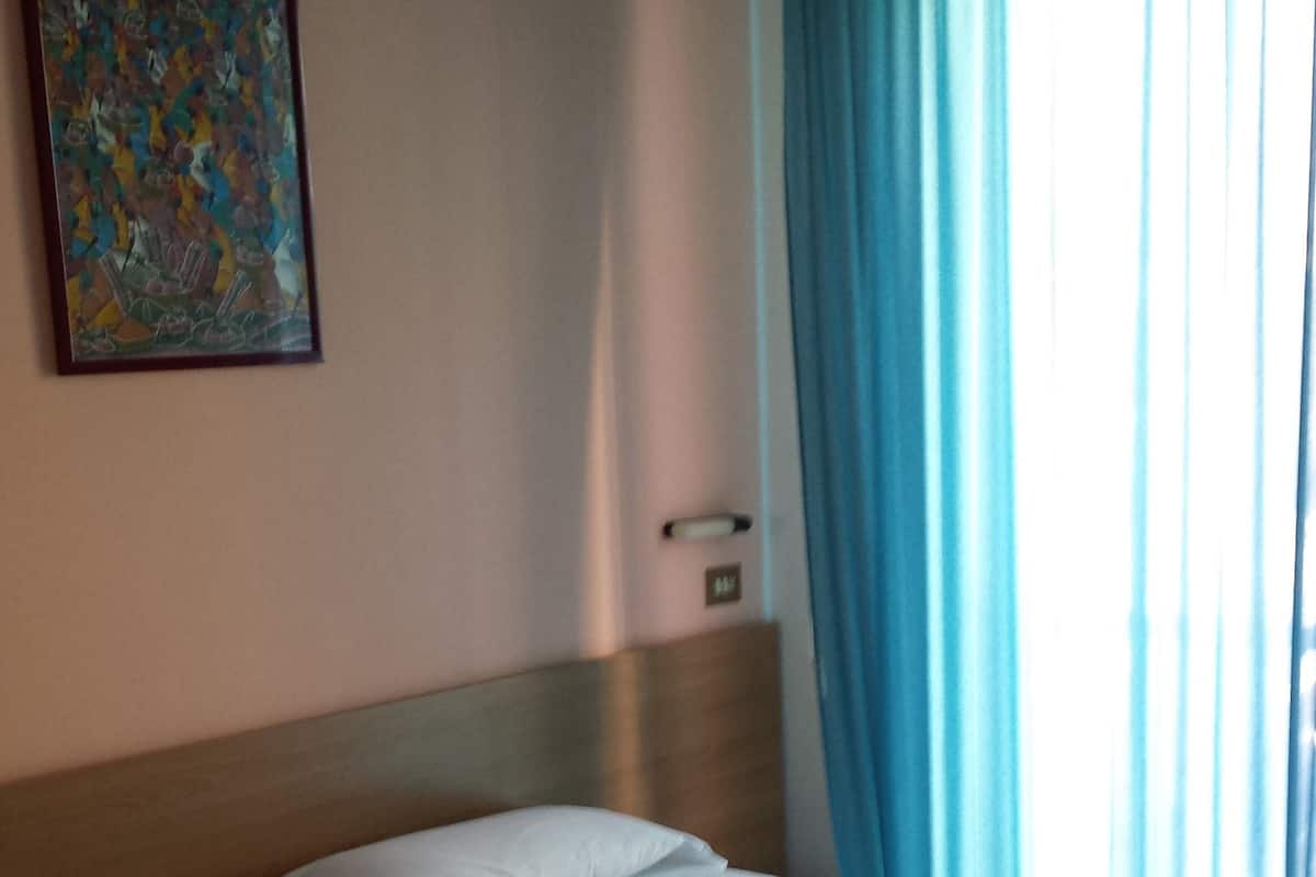 In-room safe, desk, free WiFi
