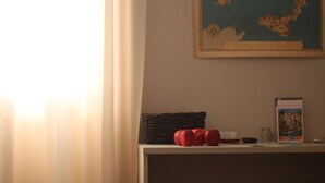 Een kamer met raam, een kaart aan de muur, een mand en een boek getiteld 