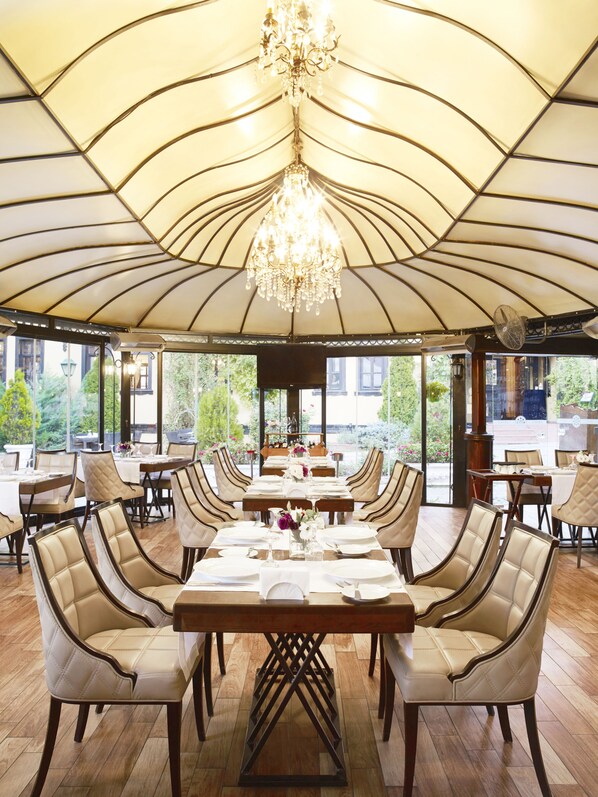 3 restaurantes; se sirven desayunos