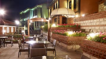 3 restaurantes; se sirven desayunos