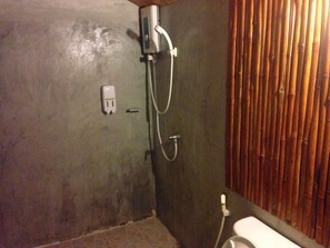 Standard Double Room, Fan | Badezimmer | Dusche, kostenlose Toilettenartikel, Haartrockner, Handtücher